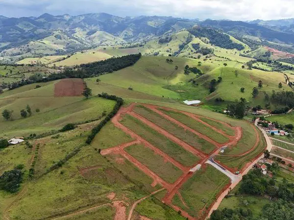 Loteamento com lotes à venda em Cambuí MG, vista aérea com a Serra da Mantiqueira