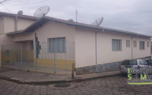 Casa no Centro de Cambuí 147 m² de Esquina