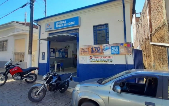 Casa no centro de Córrego do Bom Jesus MG Com Ponto Comercial