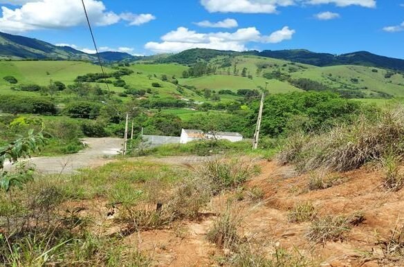 Lote Córrego do Bom Jesus com 178m² sendo 8 metros de frente