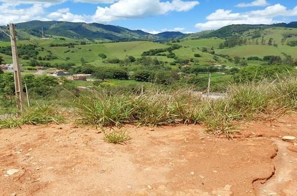 Lote Córrego do Bom Jesus com 178m² sendo 8 metros de frente