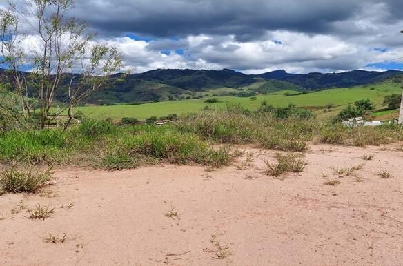 Lote Córrego do Bom Jesus com 387 m² sendo 15,97 metros de frente