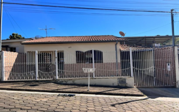 Casa Térrea com 3 dormitórios sendo 1 suíte a Venda em Cambuí MG Cód. 1695 (2)