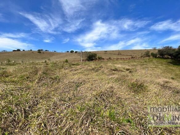 Terreno de 1.100 m ² medindo 15 de frente e 73,5 em Cambuí MG Cod. 1784 (2)