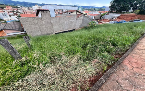 Lote Próximo ao Centro de Esquina com 255 m ² a Venda em Cambuí MG Cod. 1887 (3)