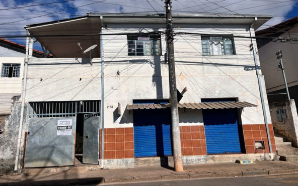 Casa a venda em Cambuí MG, tendo potencial de 4 aluguéis e 1 ponto comercial. Cod. 1960 (1)