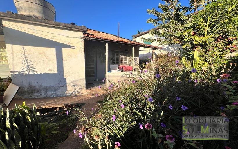 Casa a venda em Cambuí MG, tendo potencial de 4 aluguéis e 1 ponto comercial. Cod. 1960 (7)