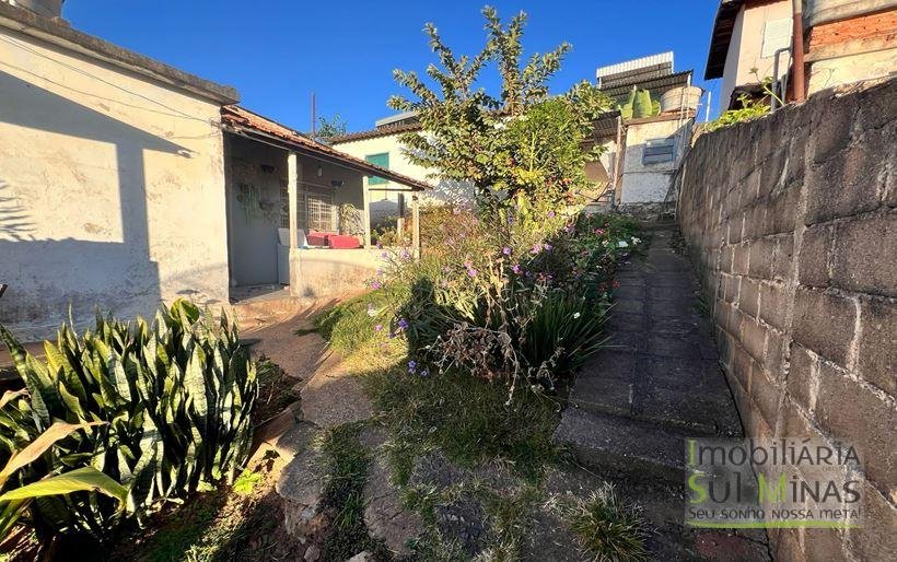 Casa a venda em Cambuí MG, tendo potencial de 4 aluguéis e 1 ponto comercial. Cod. 1960 (9)