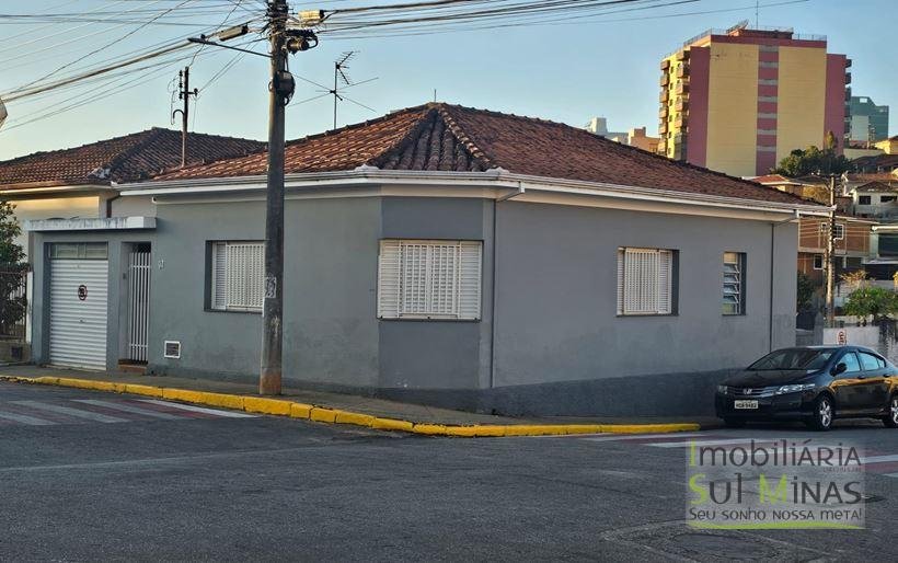 Casa com Terreno para Duas Esquinas próximo ao Centro de Cambuí MG Cód. 1982 (4)