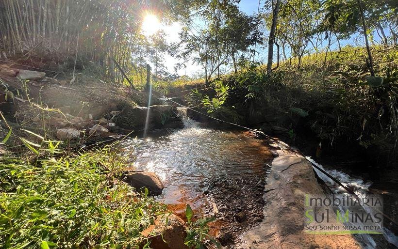 Sítio com cachoeira à Venda no Sul de Minas Cód. 1975 (43)