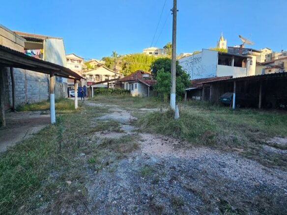 Casa com Lote Grande e Plano no Centro de Camanducaia MG Cód. 1992 (16)