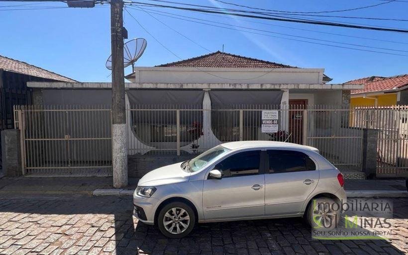 Casa com lote de 314,30m² à Venda no Córrego do Bom Jesus MG Cód. 2004 (11)