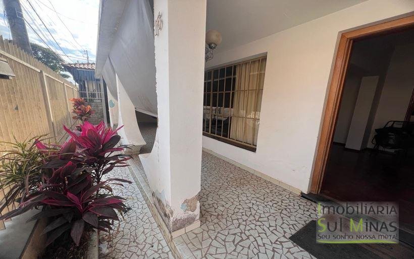 Casa com lote de 314,30m² à Venda no Córrego do Bom Jesus MG Cód. 2004 (7)