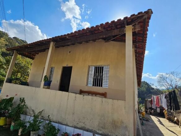 Chácara com córrego de água e 3300m² à Venda em Camanducaia MG Cód 2000 (30)