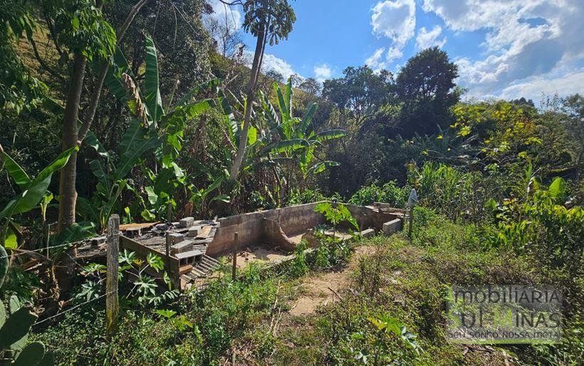 Chácara com córrego de água e 3300m² à Venda em Camanducaia MG Cód 2000 (37)