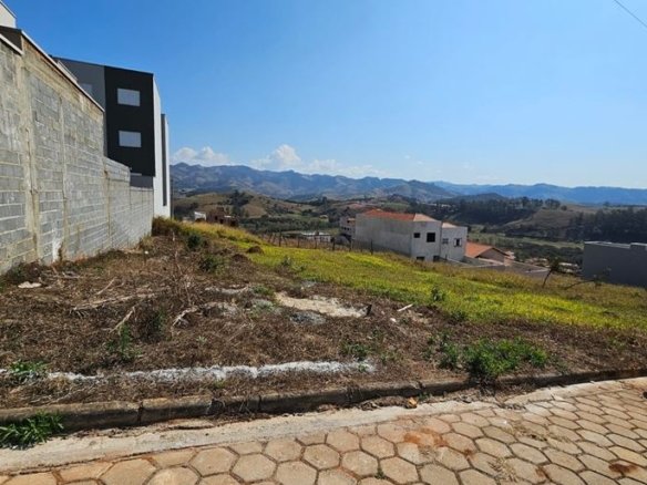 Meio lote com linda vista à Venda em Cambuí MG Cód. 2007 (4)
