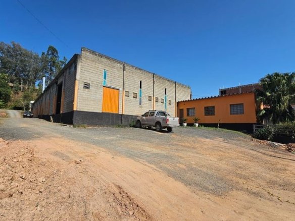 Galpão à Venda no Córrego do Bom Jesus MG Cód. 2015 (1)