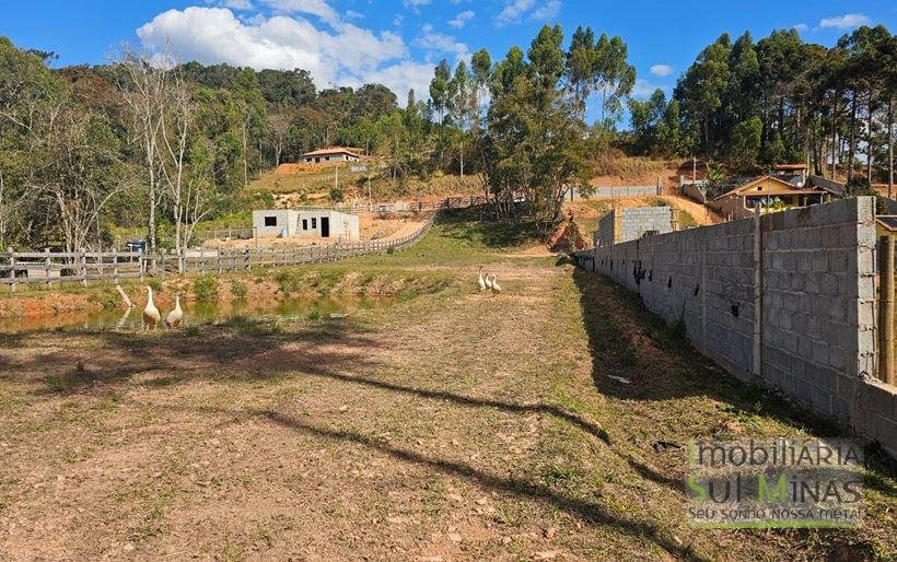 Terreno de 2300m² com tanque de peixe à Venda em Camanducaia MG Cód. 2010 (9)