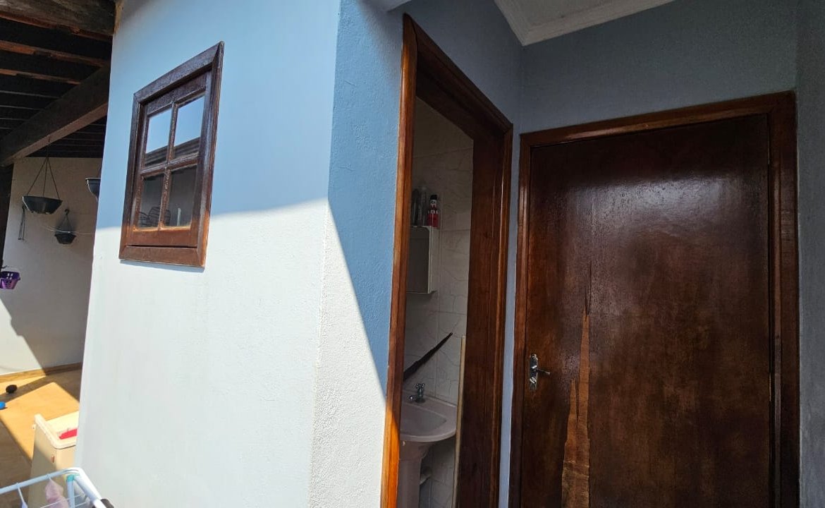 Casa Plana com Edícula à Venda em Cambuí MG Cód. 2036 (2)