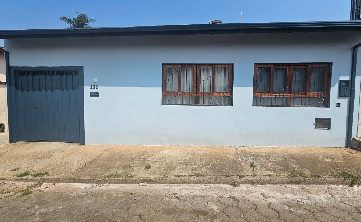 Casa Plana com Edícula à Venda em Cambuí MG Cód. 2036 (21)