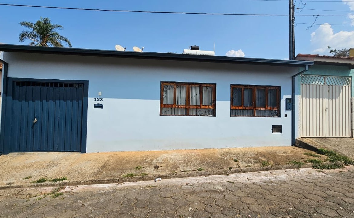 Casa Plana com Edícula à Venda em Cambuí MG Cód. 2036 (24)