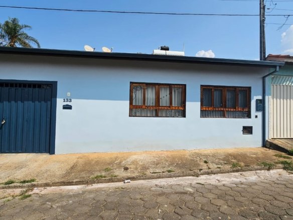 Casa Plana com Edícula à Venda em Cambuí MG Cód. 2036 (24)