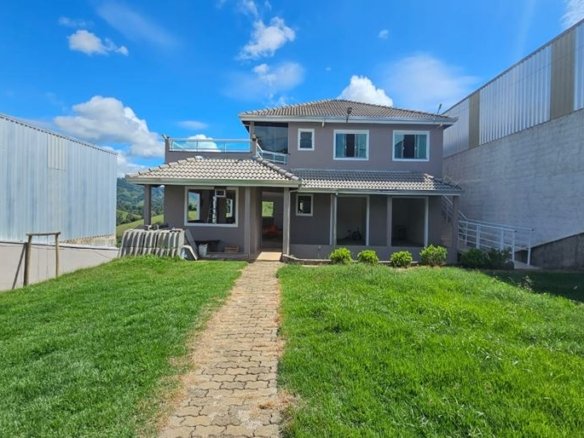 Casa de Alto Padrão com 3 moradas à Venda em Cambuí MG Cód. 2066 (33)