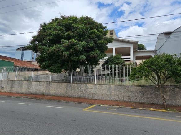 Casa no Centro de Cambuí com 800m² de Lote a Venda Cód. 2082 (1)