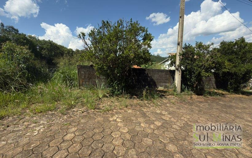 Lote plano todo murado de 200 m² à Venda em Cambuí MG Cód. 2080 (3)