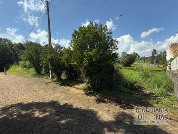 Lote plano todo murado de 200 m² à Venda em Cambuí MG Cód. 2080 (6)