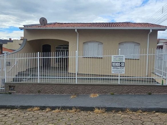 Casa Plana de Esquina no Centro à Venda em Cambuí MG Cód. 2102 (3)