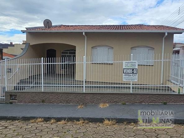 Casa Plana de Esquina no Centro à Venda em Cambuí MG Cód. 2102 (3)