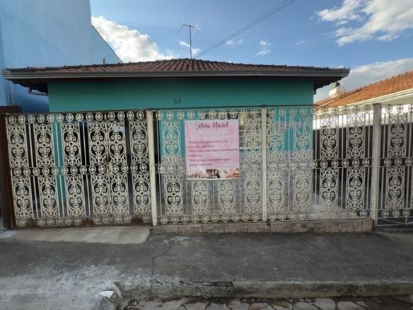 Casa com 3 dormitórios à Venda no Centro de Cambuí MG Cód. 2129 (21)