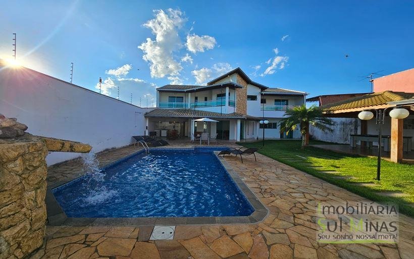 Casa de Alto Padrão com Piscina e Cascata à Venda em Cambuí MG Cód. 2142 (1)