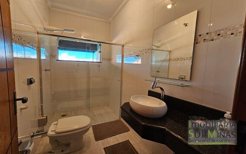 Casa de Alto Padrão com Piscina e Cascata à Venda em Cambuí MG Cód. 2142 (14)