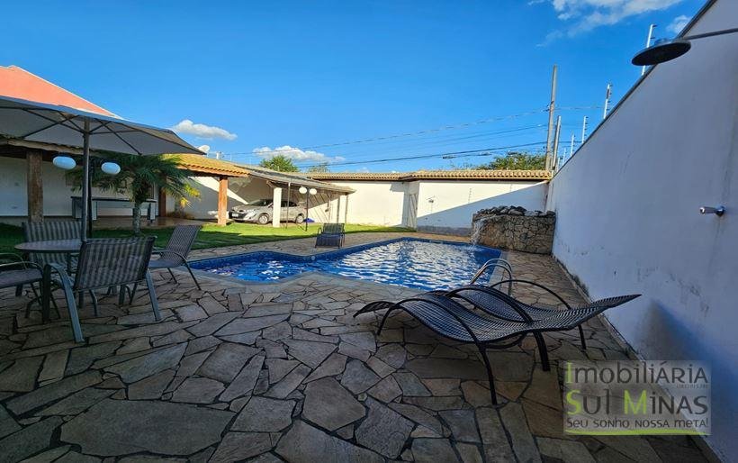 Casa de Alto Padrão com Piscina e Cascata à Venda em Cambuí MG Cód. 2142 (2)