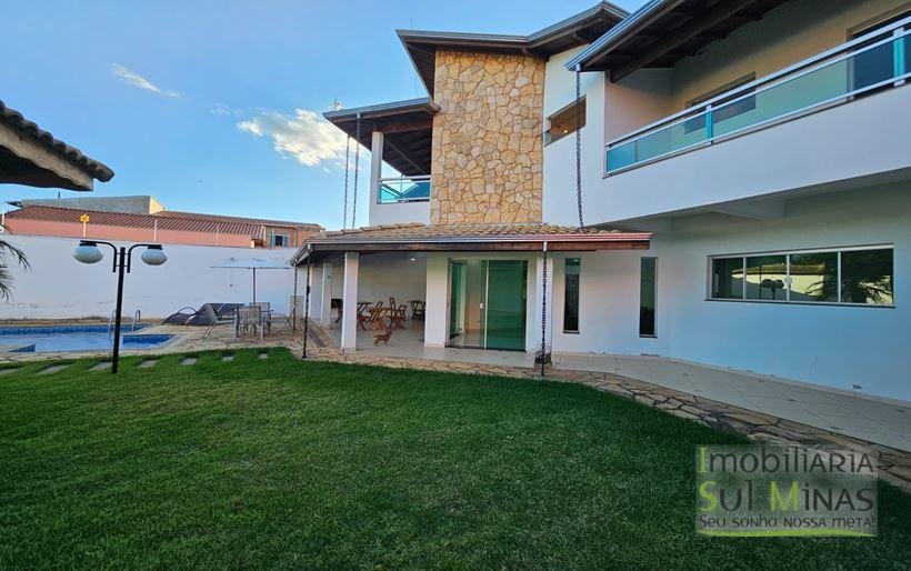Casa de Alto Padrão com Piscina e Cascata à Venda em Cambuí MG Cód. 2142 (23)