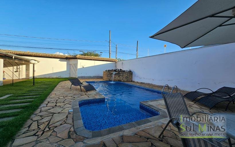Casa de Alto Padrão com Piscina e Cascata à Venda em Cambuí MG Cód. 2142 (24)