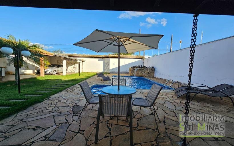 Casa de Alto Padrão com Piscina e Cascata à Venda em Cambuí MG Cód. 2142 (3)