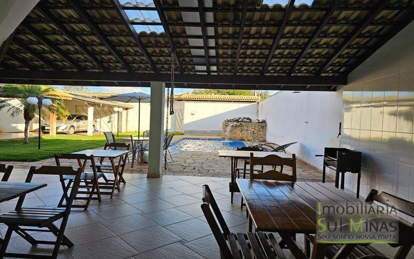 Casa de Alto Padrão com Piscina e Cascata à Venda em Cambuí MG Cód. 2142 (6)
