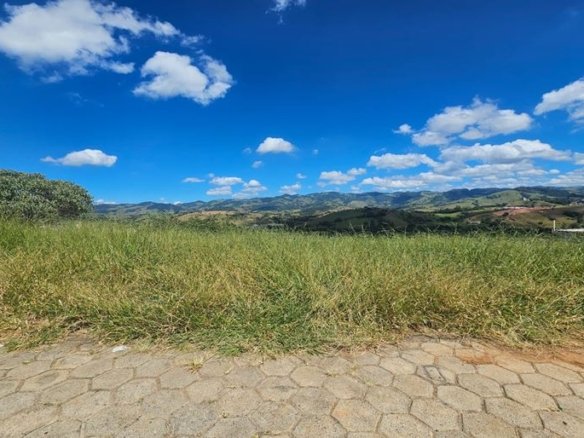 Lote de 253,39m² com Vista Privilegiada à Venda em Cambuí MG Cód. 2127 (3)