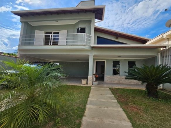 Casa no Centro com lote de 430 m² à Venda em Cambuí MG (38) COD 2155