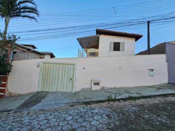 Casa com 4 Quartos em Ótimo Bairroa Venda em Cambui MG (1) (Copy)