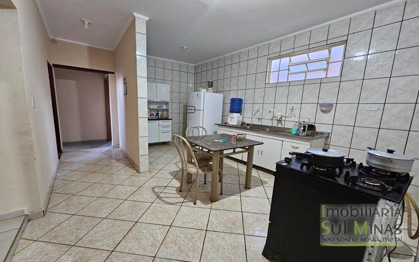 Casa com 4 Quartos em Ótimo Bairroa Venda em Cambui MG (7) (Copy)