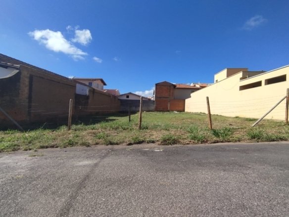 Lote plano em rua ampla próximo ao centro à Venda em Cambuí MG COD 2177 (1)