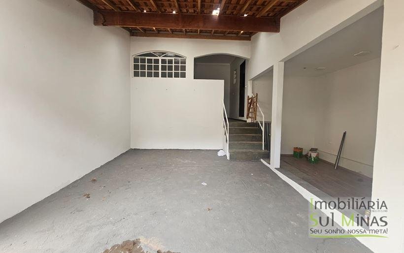 Casa Plana de Esquina no Centro Para Locação em Cambuí MG COD2203 (1)