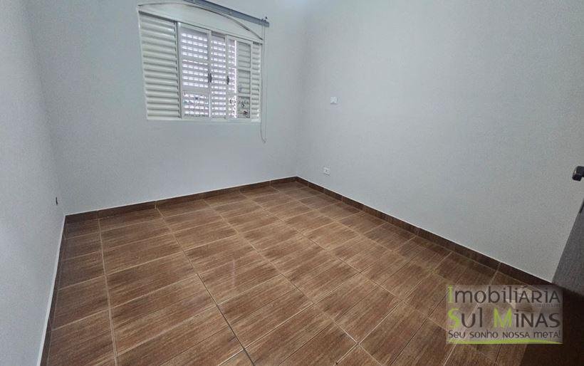 Casa Plana de Esquina no Centro Para Locação em Cambuí MG COD2203 (10)