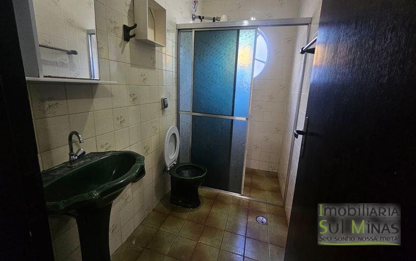 Casa Plana de Esquina no Centro Para Locação em Cambuí MG COD2203 (11)