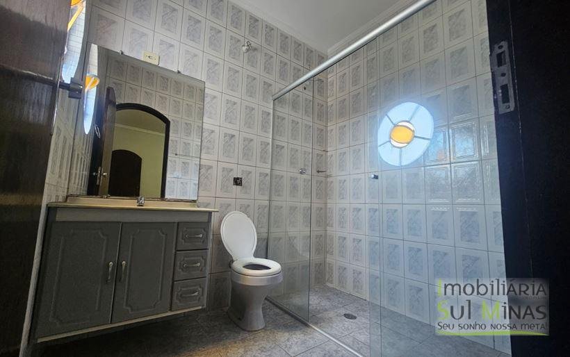 Casa Plana de Esquina no Centro Para Locação em Cambuí MG COD2203 (12)