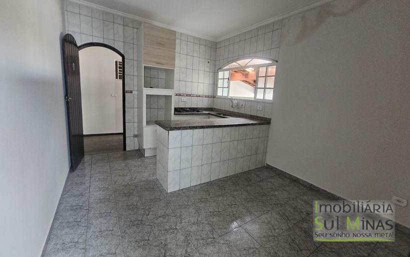 Casa Plana de Esquina no Centro Para Locação em Cambuí MG COD2203 (13)
